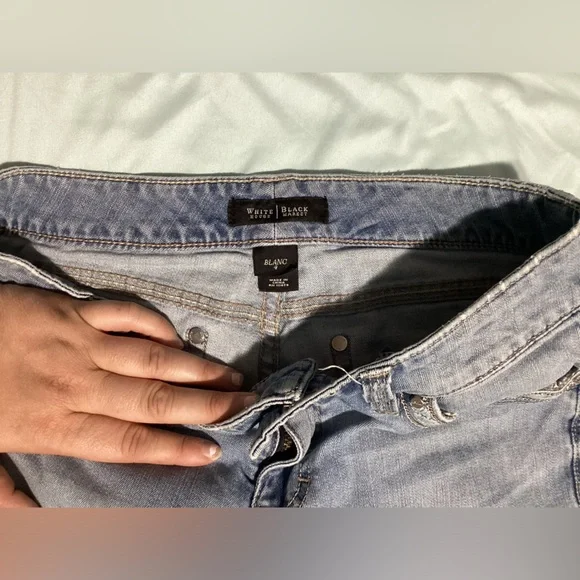 White House Black Market Blanc Light Wash Capri Jeans Size 4 - Picture 3 of 11